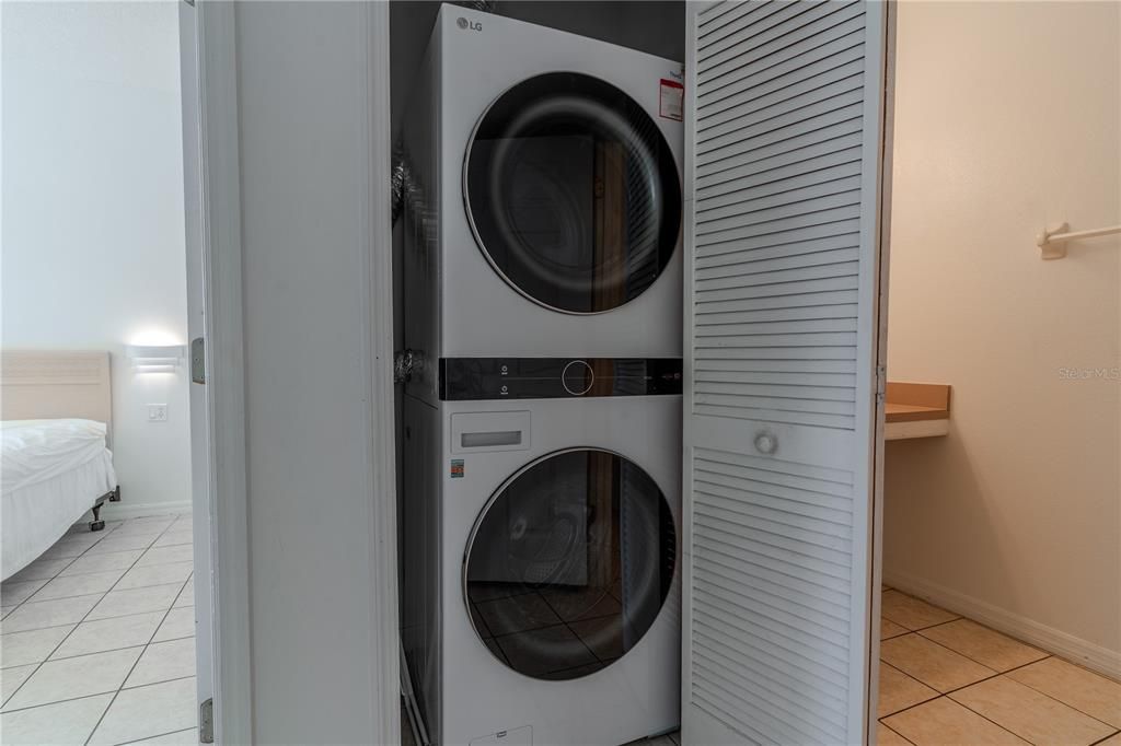 合同活跃: $299,990 (4 贝兹, 3 浴室, 1645 平方英尺)