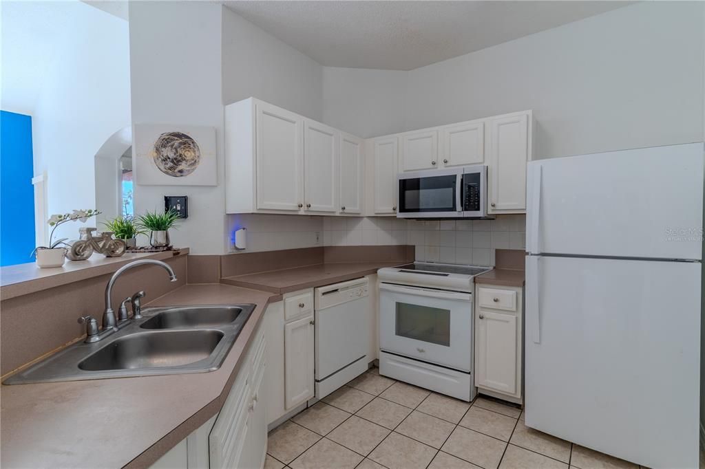 合同活跃: $299,990 (4 贝兹, 3 浴室, 1645 平方英尺)