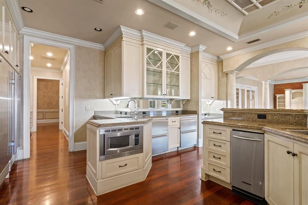 For Sale: $4,600,000 (5 beds, 6 baths, 6956 Square Feet)