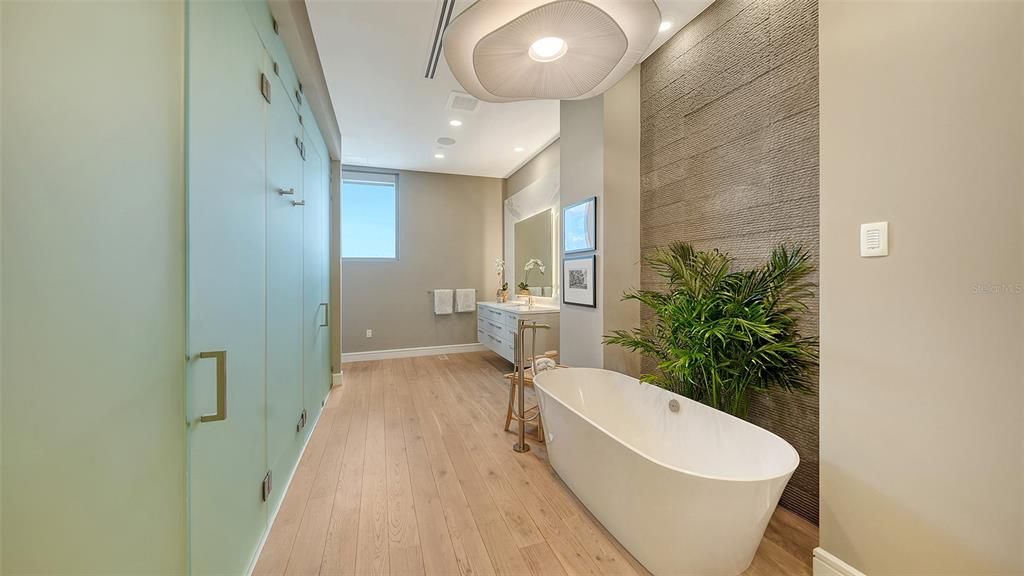 待售: $11,300,000 (4 贝兹, 4 浴室, 5655 平方英尺)