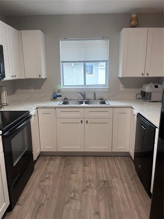 Под контрактом: $199,900 (2 спален, 2 ванн, 1084 Квадратных фут)