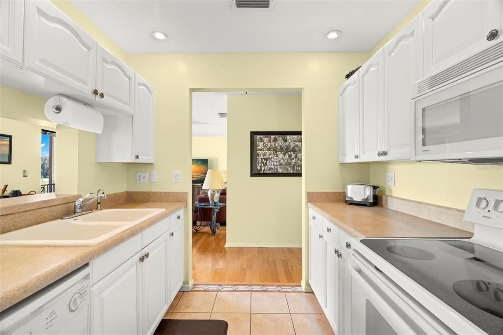 Active With Contract: $2,200 (2 beds, 2 baths, 1020 Square Feet)