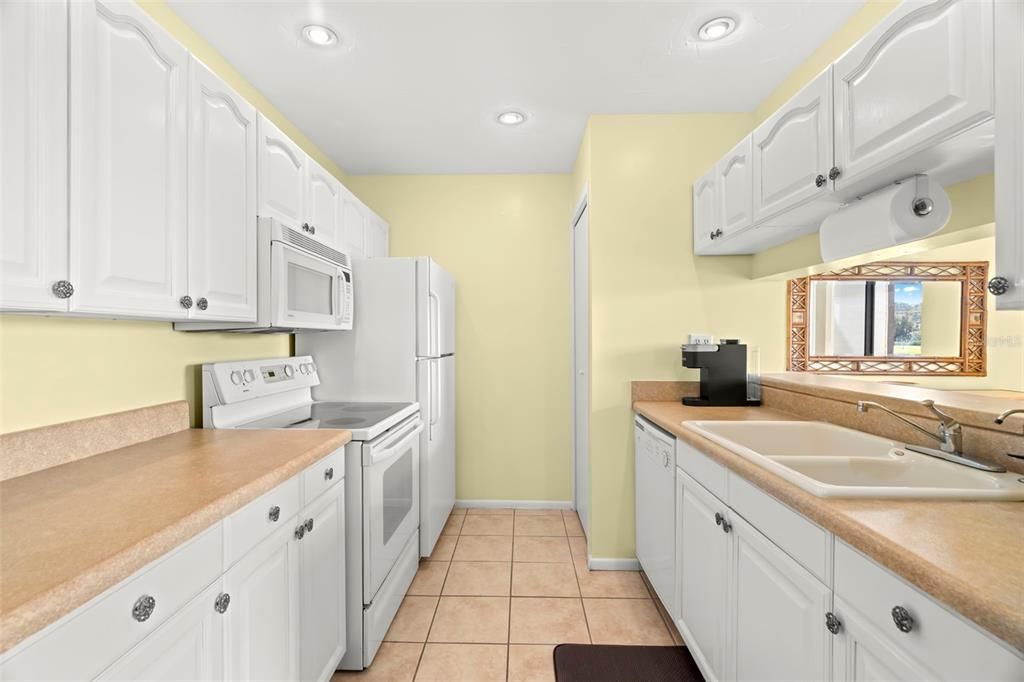 Active With Contract: $2,200 (2 beds, 2 baths, 1020 Square Feet)