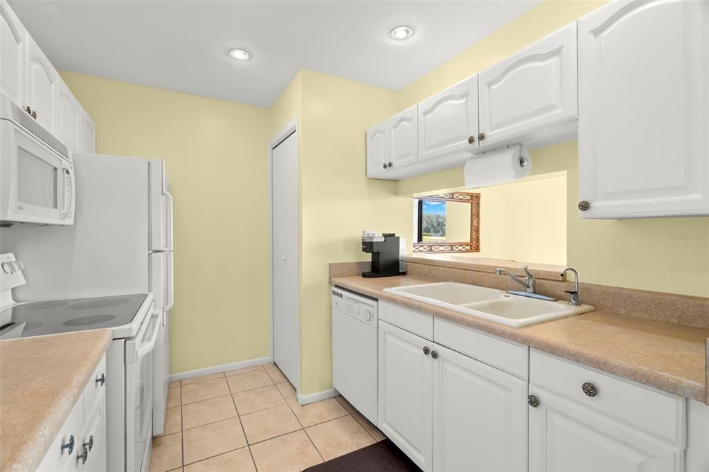 Active With Contract: $2,200 (2 beds, 2 baths, 1020 Square Feet)