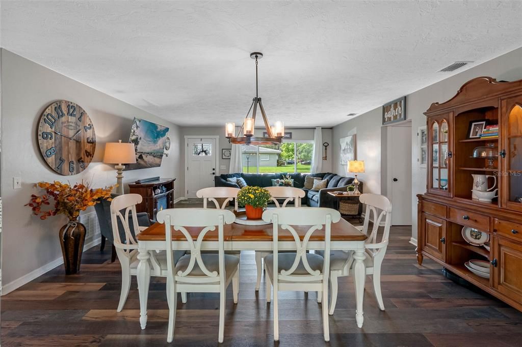 For Sale: $489,000 (2 beds, 2 baths, 1352 Square Feet)