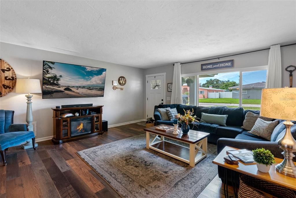 For Sale: $489,000 (2 beds, 2 baths, 1352 Square Feet)