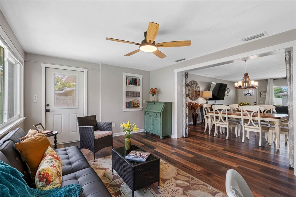 For Sale: $489,000 (2 beds, 2 baths, 1352 Square Feet)