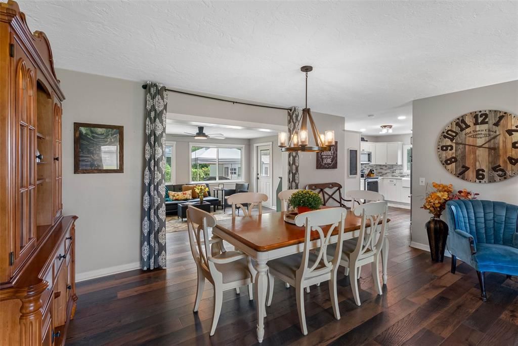 For Sale: $489,000 (2 beds, 2 baths, 1352 Square Feet)