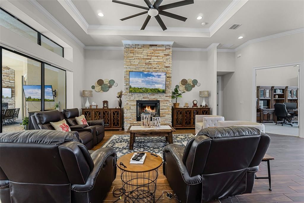 合同活跃: $950,000 (4 贝兹, 3 浴室, 3422 平方英尺)