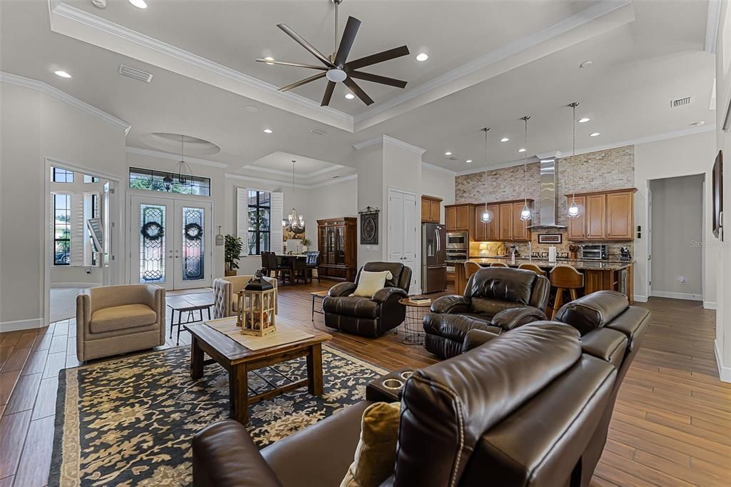 合同活跃: $950,000 (4 贝兹, 3 浴室, 3422 平方英尺)