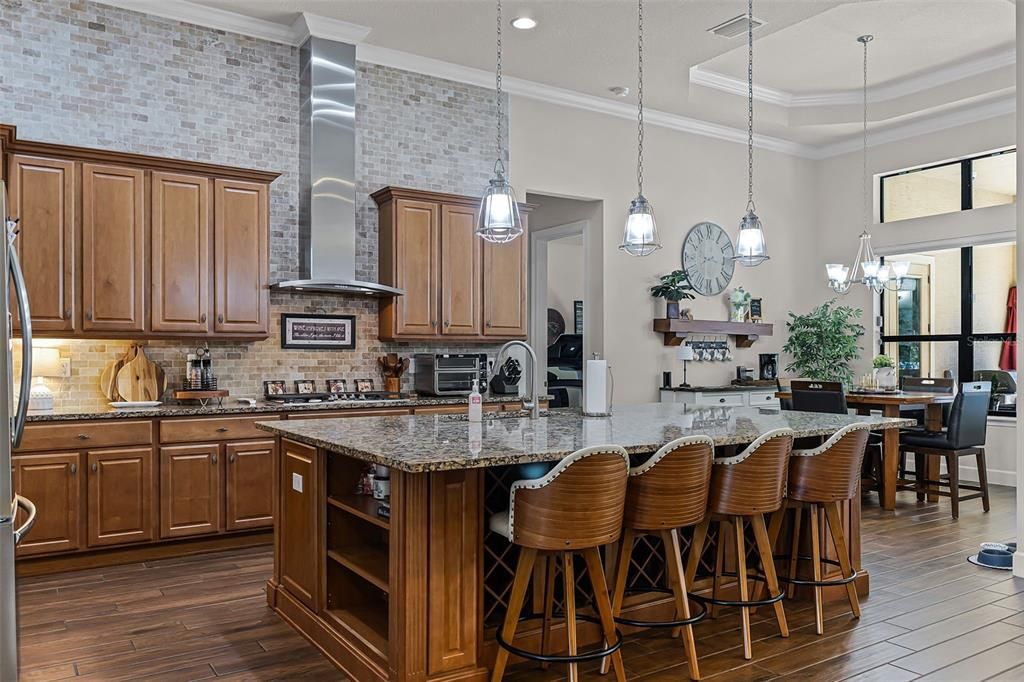 合同活跃: $950,000 (4 贝兹, 3 浴室, 3422 平方英尺)