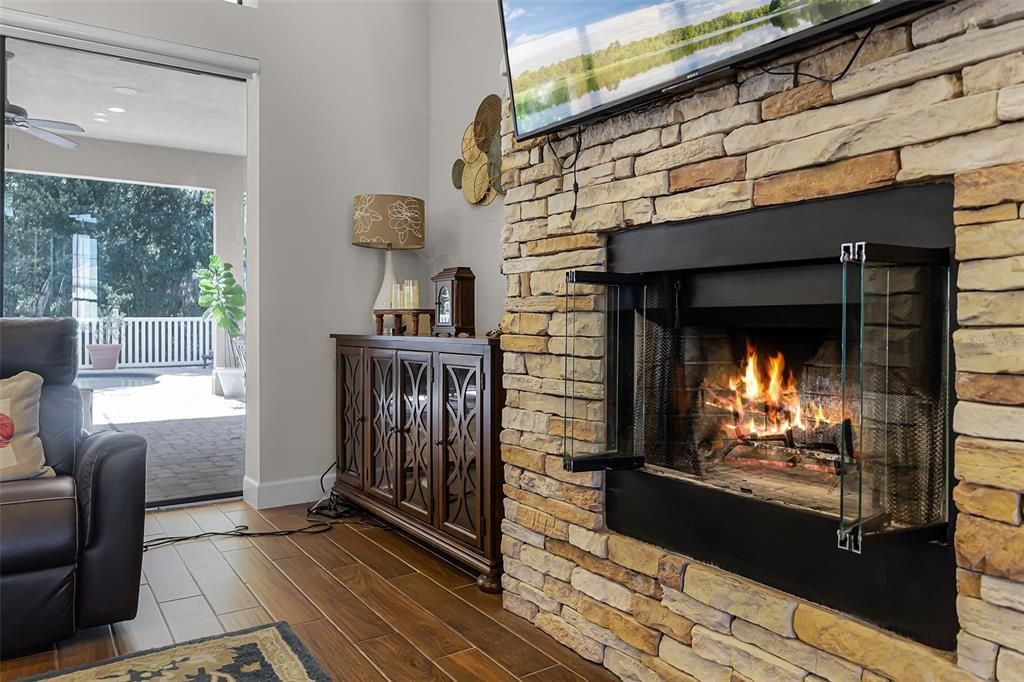 合同活跃: $950,000 (4 贝兹, 3 浴室, 3422 平方英尺)