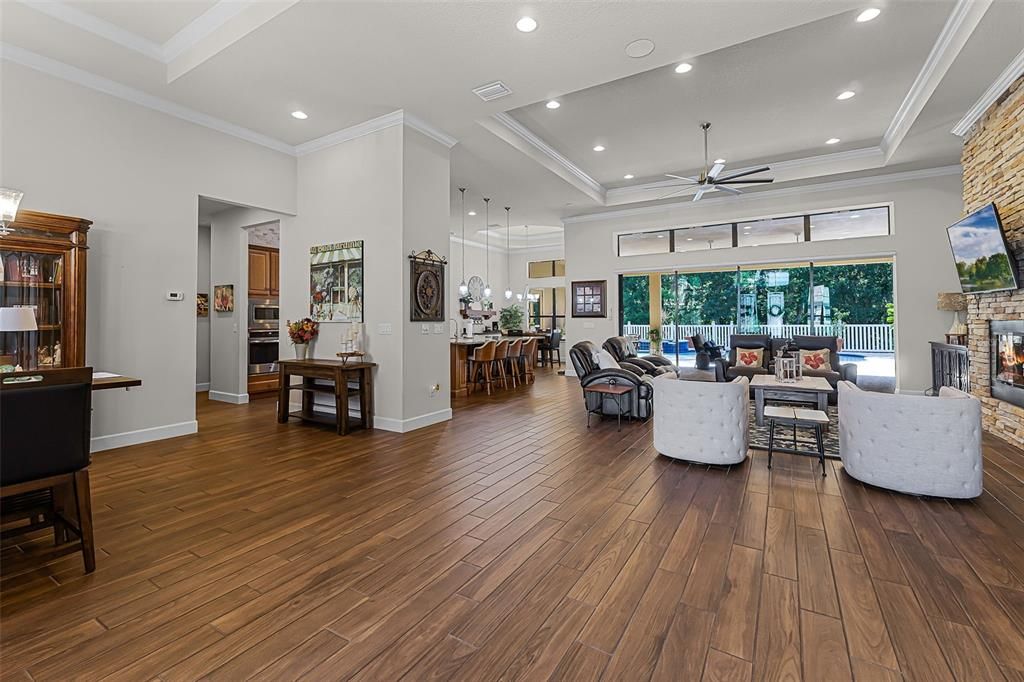 合同活跃: $950,000 (4 贝兹, 3 浴室, 3422 平方英尺)