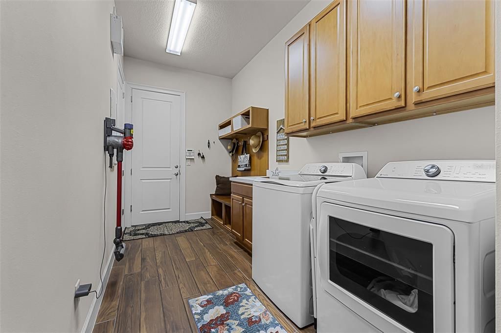 合同活跃: $950,000 (4 贝兹, 3 浴室, 3422 平方英尺)