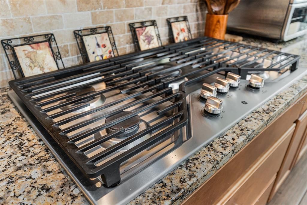 合同活跃: $950,000 (4 贝兹, 3 浴室, 3422 平方英尺)