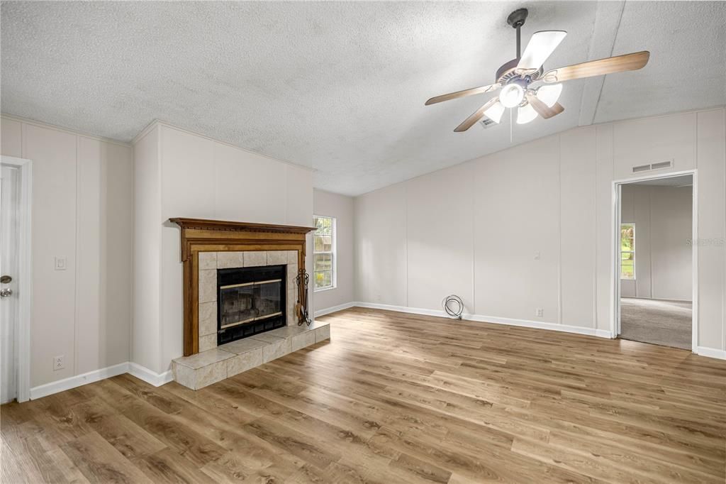 For Sale: $199,900 (3 beds, 2 baths, 1715 Square Feet)