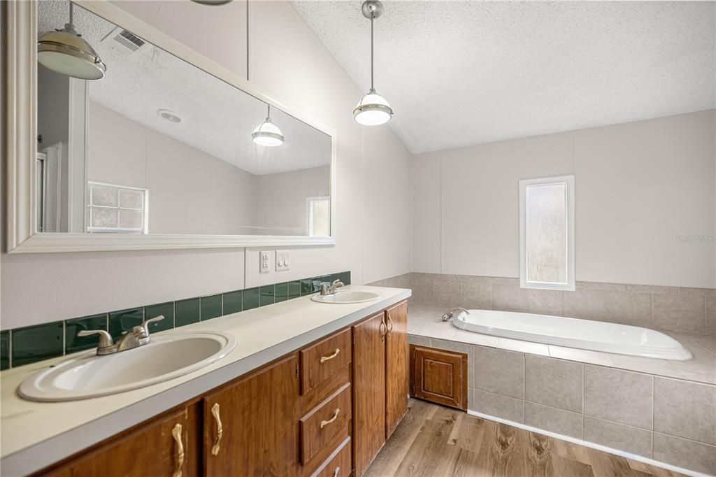 For Sale: $199,900 (3 beds, 2 baths, 1715 Square Feet)