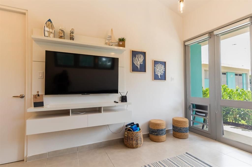 На продажу: $285,000 (2 спален, 1 ванн, 425 Квадратных фут)