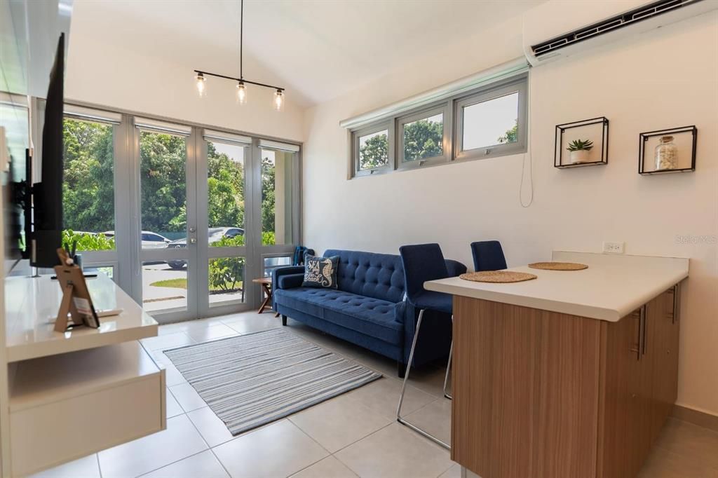 На продажу: $285,000 (2 спален, 1 ванн, 425 Квадратных фут)