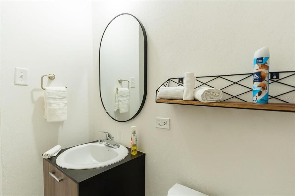 На продажу: $285,000 (2 спален, 1 ванн, 425 Квадратных фут)