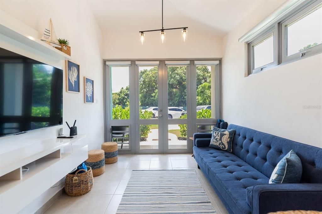 На продажу: $285,000 (2 спален, 1 ванн, 425 Квадратных фут)