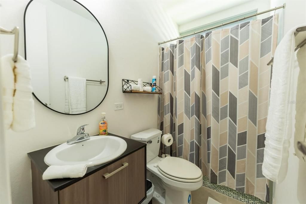 На продажу: $285,000 (2 спален, 1 ванн, 425 Квадратных фут)