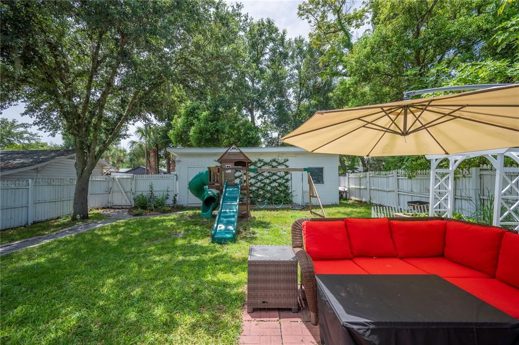 Active With Contract: $529,900 (4 beds, 3 baths, 1945 Square Feet)