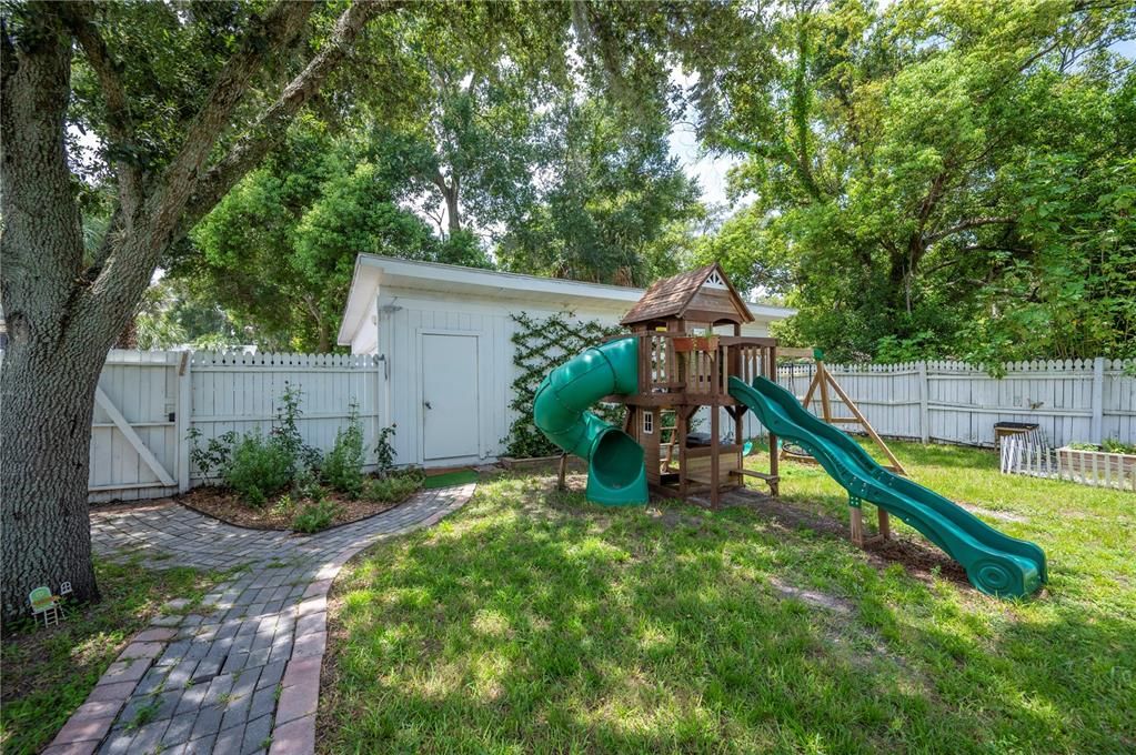 Active With Contract: $529,900 (4 beds, 3 baths, 1945 Square Feet)