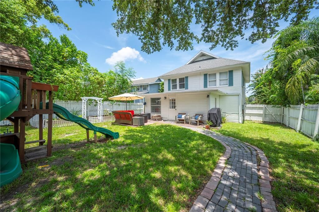 Active With Contract: $529,900 (4 beds, 3 baths, 1945 Square Feet)