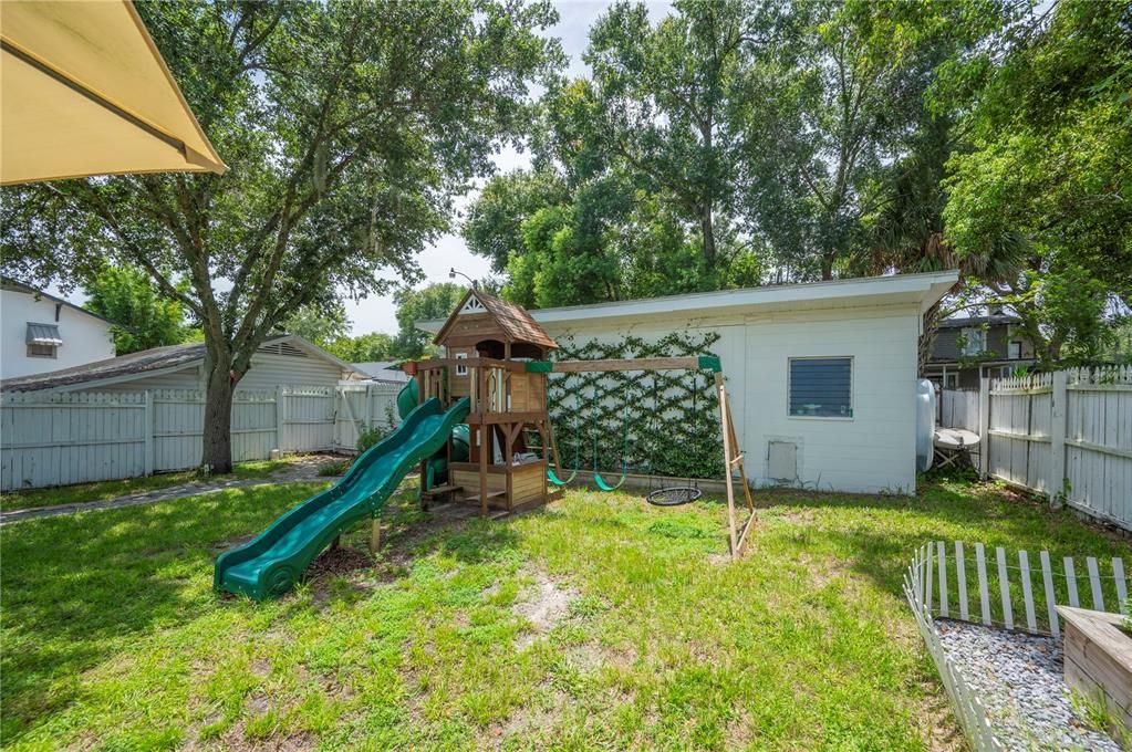 Active With Contract: $529,900 (4 beds, 3 baths, 1945 Square Feet)