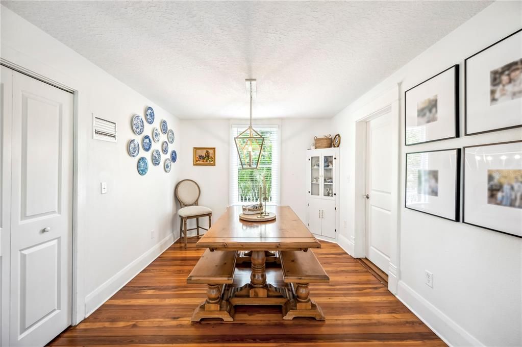 Active With Contract: $529,900 (4 beds, 3 baths, 1945 Square Feet)