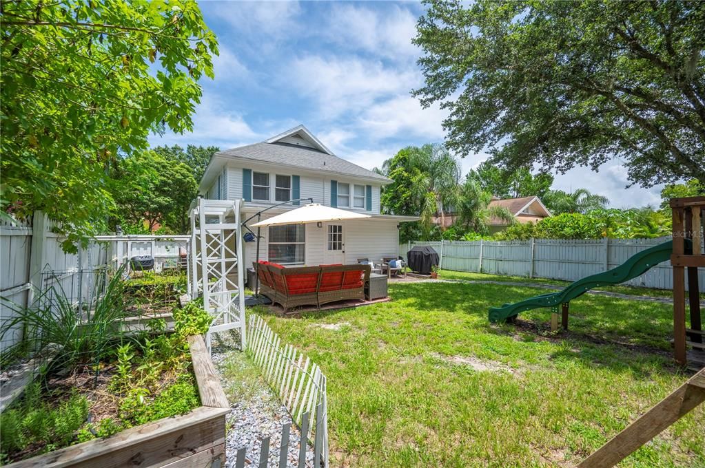 Active With Contract: $529,900 (4 beds, 3 baths, 1945 Square Feet)