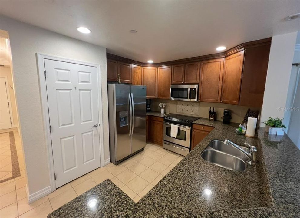 For Sale: $340,000 (3 beds, 3 baths, 1755 Square Feet)