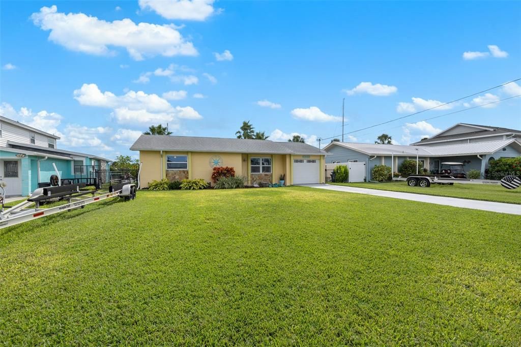 待售: $474,500 (2 贝兹, 1 浴室, 832 平方英尺)