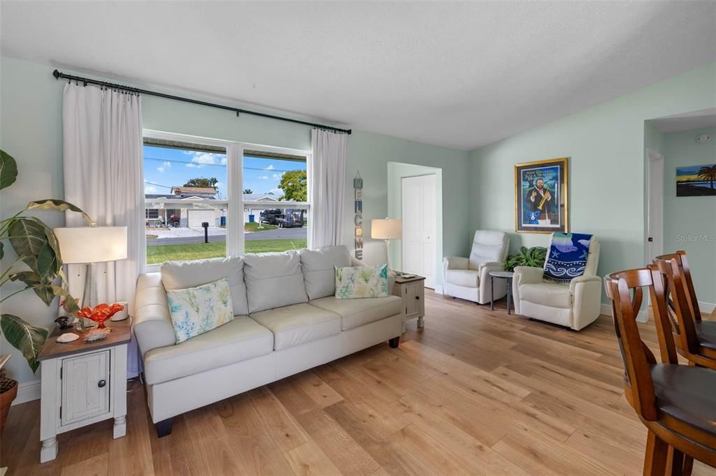 待售: $474,500 (2 贝兹, 1 浴室, 832 平方英尺)