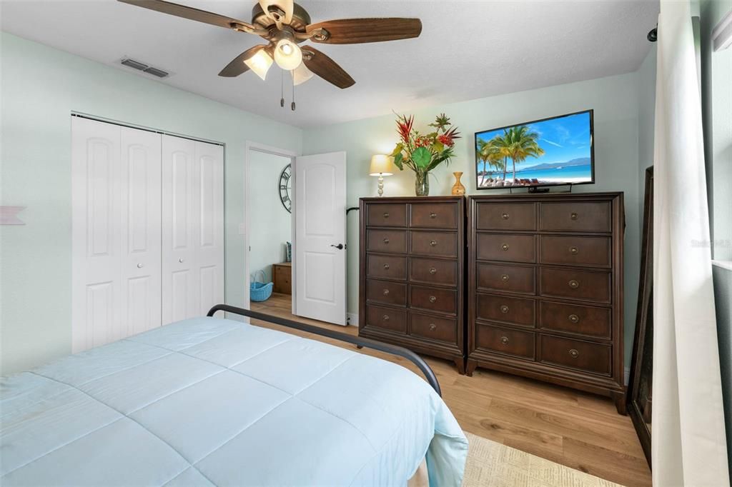 待售: $474,500 (2 贝兹, 1 浴室, 832 平方英尺)