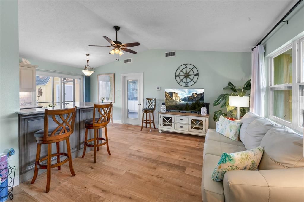 待售: $474,500 (2 贝兹, 1 浴室, 832 平方英尺)