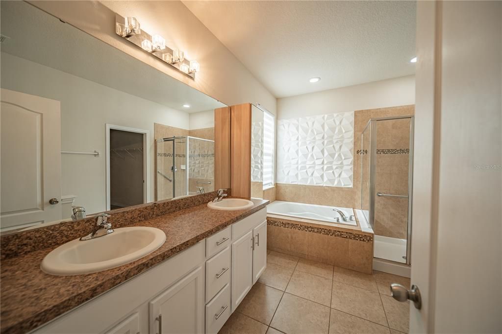 Под контрактом: $2,800 (4 спален, 2 ванн, 1980 Квадратных фут)