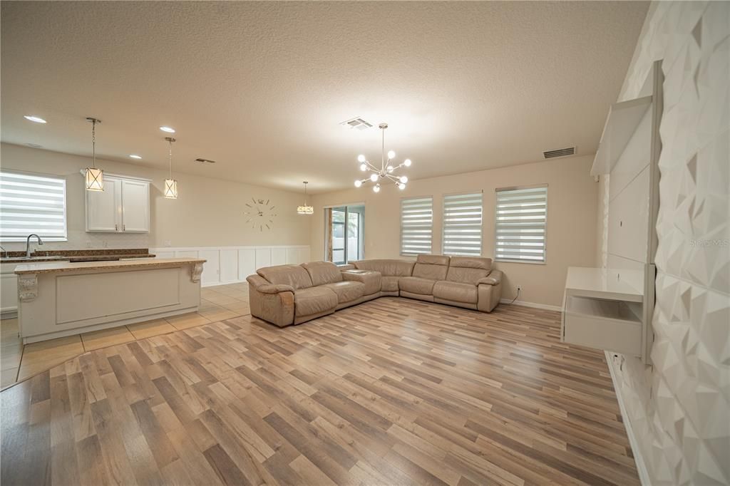 Под контрактом: $2,800 (4 спален, 2 ванн, 1980 Квадратных фут)