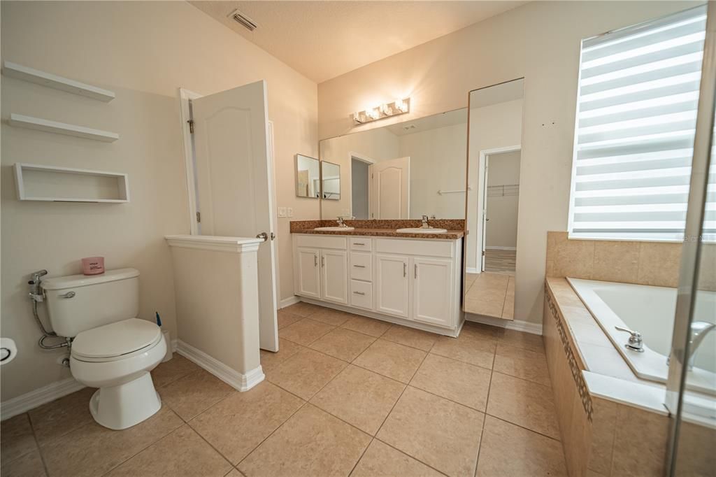 Под контрактом: $2,800 (4 спален, 2 ванн, 1980 Квадратных фут)