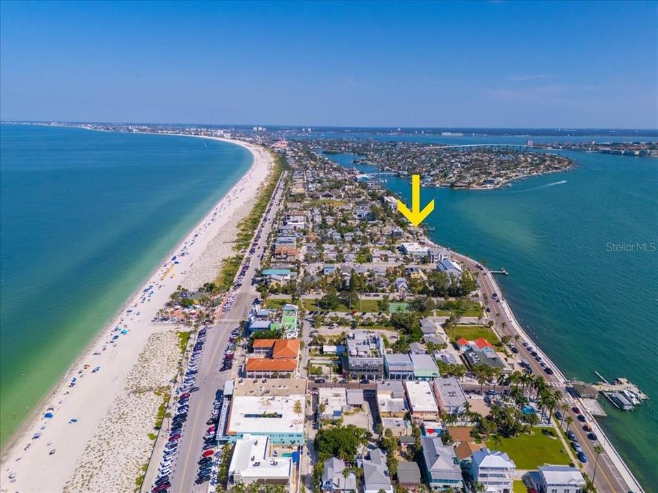 合同活跃: $1,680,000 (2 贝兹, 2 浴室, 1435 平方英尺)