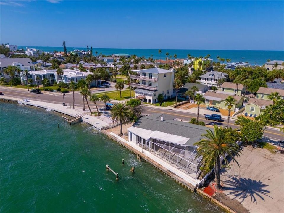 合同活跃: $1,680,000 (2 贝兹, 2 浴室, 1435 平方英尺)