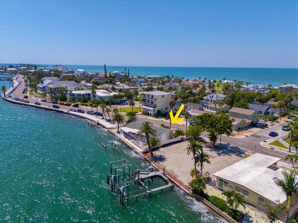 合同活跃: $1,680,000 (2 贝兹, 2 浴室, 1435 平方英尺)