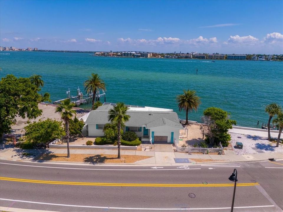 合同活跃: $1,680,000 (2 贝兹, 2 浴室, 1435 平方英尺)