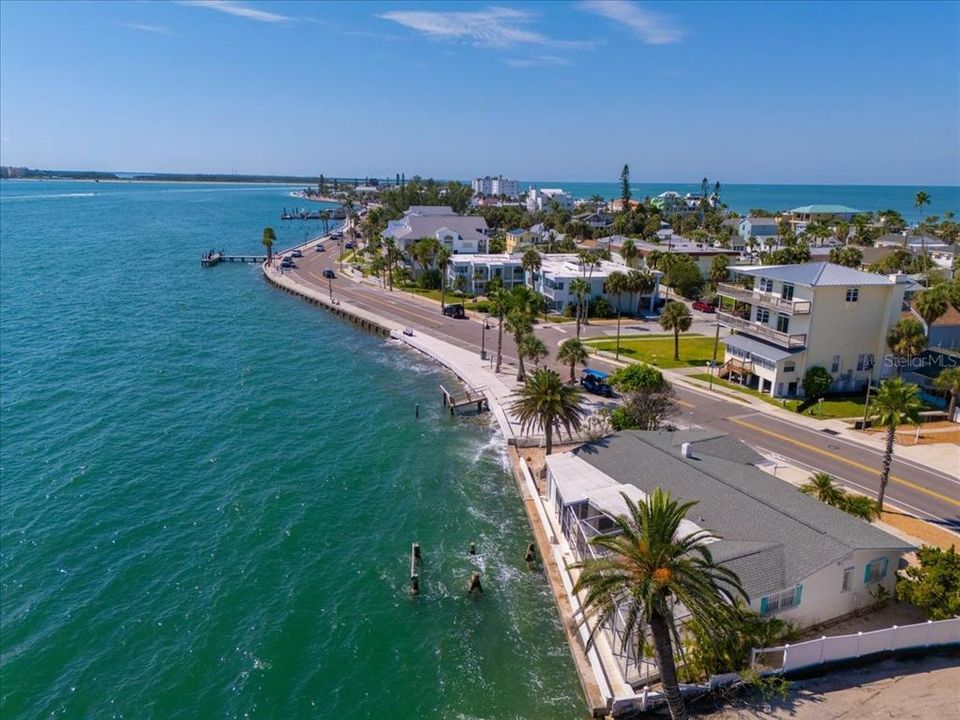 合同活跃: $1,680,000 (2 贝兹, 2 浴室, 1435 平方英尺)