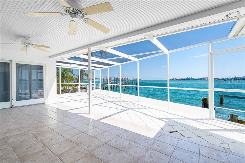 合同活跃: $1,680,000 (2 贝兹, 2 浴室, 1435 平方英尺)