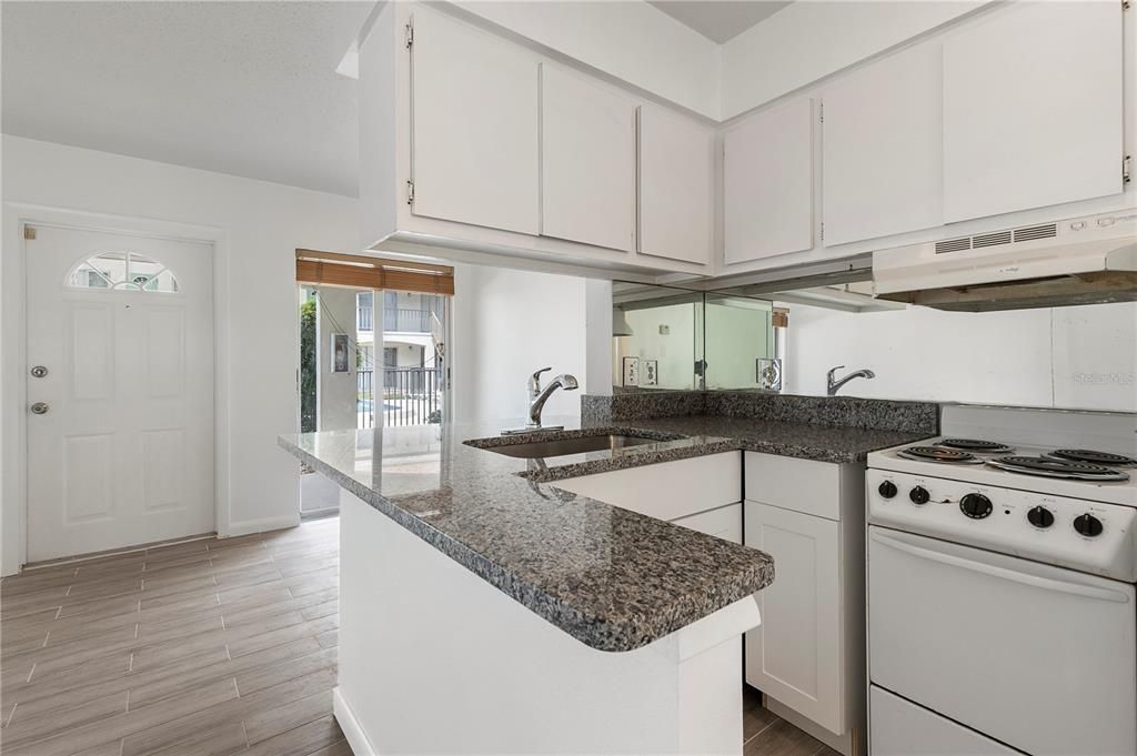 待售: $108,000 (1 贝兹, 1 浴室, 561 平方英尺)