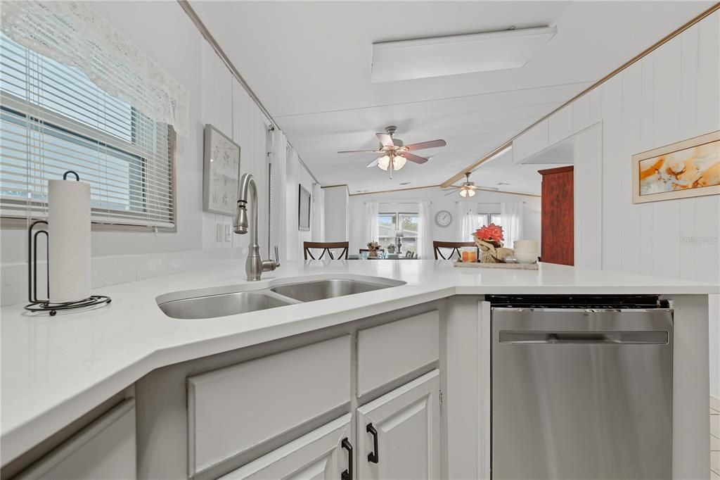 Под контрактом: $162,000 (2 спален, 2 ванн, 1012 Квадратных фут)