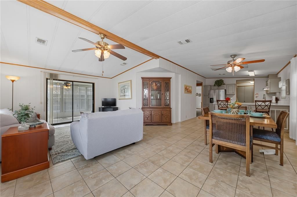 Под контрактом: $162,000 (2 спален, 2 ванн, 1012 Квадратных фут)