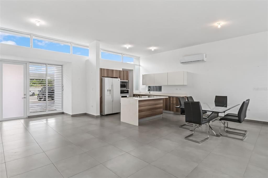 En Venta: $569,000 (4 camas, 3 baños, 2340 Pies cuadrados)